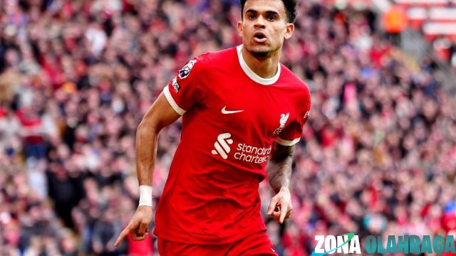 Luis Díaz sempat bikin jantung fans Barcelona berdetak lebih kencang. Winger lincah milik Liverpool ini memang punya gaya main yang bikin lawan salah langkah dan penonton berdiri. Tapi, ketika banyak yang sudah berspekulasi soal kedatangannya ke Camp Nou, kenyataan malah sebaliknya. Harga yang dipatok klub Inggris itu bikin Barcelona berhitung lebih dari satu kali. Meskipun harapan sempat menyala terang, pada akhirnya ada rem tangan yang ditarik di tengah jalan. Barcelona, yang sedang mencoba menyeimbangkan dompet dengan hasrat kembali berjaya, akhirnya memutuskan untuk menepi sejenak dari drama transfer Díaz. Luis Díaz: Bukan Sekadar Nama, Tapi Ancaman di Sayap Luis Díaz bukan pemain sembarangan. Di bawah bendera Liverpool, dia bukan cuma pelengkap formasi, tapi mesin pengacak pertahanan lawan. Kecepatannya, kontrol bola rapat, dan keberanian duel satu lawan satu bikin banyak klub tergoda. Barcelona pun tak luput dari pesonanya. Awalnya, pembicaraan internal klub mulai mengarah ke Díaz ketika beberapa winger andalan Barca belum memberikan performa stabil. Terlebih lagi, Xavi dikabarkan tertarik punya penyerang sayap yang bisa bikin kekacauan dari sisi kiri. Namun di balik ketertarikan itu, Barcelona tetap realistis. Mereka tahu bahwa mendatangkan pemain seperti Díaz bukan cuma soal sepak bola, tapi juga urusan kantong. Dan di titik ini, segalanya mulai terasa tidak semudah itu. Harga yang Bikin Barcelona Gigit Jari Liverpool tidak bermain-main dalam menetapkan nilai Luis Díaz. Kabar terakhir menyebutkan angka yang ditawarkan sangat tinggi untuk kondisi finansial Barcelona saat ini. Walaupun tidak diumumkan secara resmi, tapi sumber terpercaya menyebutkan bahwa angka tersebut mendekati €80 juta. Angka itu jelas bikin manajemen Blaugrana berpikir ulang. Bukan karena Díaz tak layak, tapi karena saat ini klub Katalan sedang berada di persimpangan antara ambisi dan kenyataan. Hutang yang belum lunas, perombakan skuad yang belum selesai, serta tekanan dari LaLiga terkait regulasi finansial membuat langkah mereka makin hati-hati. Meski pembicaraan masih terbuka, sinyal untuk melanjutkan proses transfer mulai meredup. Bahkan, beberapa petinggi klub menyarankan agar fokus dialihkan ke pemain muda berbakat dari akademi sendiri atau opsi pinjaman yang lebih ringan. Fan Reaksi: Antara Harapan dan Realita Kabar soal mundurnya Barcelona dari pengejaran Luis Díaz jelas bikin publik Camp Nou kecewa. Fans sempat berharap winger asal Kolombia ini bakal jadi senjata baru untuk musim depan. Namun, setelah tahu soal biaya yang harus dibayar, banyak dari mereka justru memaklumi keputusan klub. Beberapa pengamat bahkan menilai langkah Barcelona sudah tepat. Mereka beranggapan, tidak semua pemain mahal pasti sukses. Dalam situasi sekarang, membeli dengan emosi justru bisa jadi bumerang. Apalagi jika pemain yang datang malah tak cocok dengan sistem tim. Meski begitu, suara minor tetap ada. Sebagian menyayangkan kenapa klub sebesar Barcelona tidak bisa memenuhi permintaan harga untuk pemain sekelas Díaz. Bagi mereka, jika memang ingin kembali berjaya, pengorbanan besar kadang perlu dilakukan. Masa Depan Luis Díaz dan Rencana B Barca Luis Díaz sendiri tidak banyak komentar soal kabar ini. Ia tetap fokus bersama Liverpool, dan sejauh ini tidak menunjukkan gelagat ingin pergi. Meski begitu, dunia sepak bola selalu dinamis. Hari ini batal, bisa saja besok berubah arah. Sementara itu, Barcelona tak mau diam. Mereka sudah mulai mencari alternatif lain. Beberapa nama mulai bermunculan, termasuk pemain-pemain muda dari liga lain yang punya gaya main mirip Díaz tapi dengan label harga lebih bersahabat. Opsi internal pun mulai dibuka. Beberapa pemain dari akademi La Masia mulai menunjukkan performa menjanjikan. Jika mereka mampu tampil konsisten, bukan tak mungkin justru mereka yang diberi kesempatan lebih besar ketimbang mendatangkan nama besar dari luar. Kesimpulan Luis Díaz memang sempat jadi harapan baru bagi Barcelona. Namun, ketika harga bicara, impian itu harus disimpan dulu. Realitas keuangan yang belum stabil membuat klub Katalan harus menata ulang prioritas. Meskipun Díaz belum berjodoh dengan Barca, bukan berarti semuanya berakhir. Dunia sepak bola penuh kejutan. Siapa tahu, nanti mereka bertemu di waktu yang lebih tepat dan dengan harga yang lebih bersahabat.Luis Díaz sempat bikin jantung fans Barcelona berdetak lebih kencang. Winger lincah milik Liverpool ini memang punya gaya main yang bikin lawan salah langkah dan penonton berdiri. Tapi, ketika banyak yang sudah berspekulasi soal kedatangannya ke Camp Nou, kenyataan malah sebaliknya. Harga yang dipatok klub Inggris itu bikin Barcelona berhitung lebih dari satu kali. Meskipun harapan sempat menyala terang, pada akhirnya ada rem tangan yang ditarik di tengah jalan. Barcelona, yang sedang mencoba menyeimbangkan dompet dengan hasrat kembali berjaya, akhirnya memutuskan untuk menepi sejenak dari drama transfer Díaz. Luis Díaz: Bukan Sekadar Nama, Tapi Ancaman di Sayap Luis Díaz bukan pemain sembarangan. Di bawah bendera Liverpool, dia bukan cuma pelengkap formasi, tapi mesin pengacak pertahanan lawan. Kecepatannya, kontrol bola rapat, dan keberanian duel satu lawan satu bikin banyak klub tergoda. Barcelona pun tak luput dari pesonanya. Awalnya, pembicaraan internal klub mulai mengarah ke Díaz ketika beberapa winger andalan Barca belum memberikan performa stabil. Terlebih lagi, Xavi dikabarkan tertarik punya penyerang sayap yang bisa bikin kekacauan dari sisi kiri. Namun di balik ketertarikan itu, Barcelona tetap realistis. Mereka tahu bahwa mendatangkan pemain seperti Díaz bukan cuma soal sepak bola, tapi juga urusan kantong. Dan di titik ini, segalanya mulai terasa tidak semudah itu. Harga yang Bikin Barcelona Gigit Jari Liverpool tidak bermain-main dalam menetapkan nilai Luis Díaz. Kabar terakhir menyebutkan angka yang ditawarkan sangat tinggi untuk kondisi finansial Barcelona saat ini. Walaupun tidak diumumkan secara resmi, tapi sumber terpercaya menyebutkan bahwa angka tersebut mendekati €80 juta. Angka itu jelas bikin manajemen Blaugrana berpikir ulang. Bukan karena Díaz tak layak, tapi karena saat ini klub Katalan sedang berada di persimpangan antara ambisi dan kenyataan. Hutang yang belum lunas, perombakan skuad yang belum selesai, serta tekanan dari LaLiga terkait regulasi finansial membuat langkah mereka makin hati-hati. Meski pembicaraan masih terbuka, sinyal untuk melanjutkan proses transfer mulai meredup. Bahkan, beberapa petinggi klub menyarankan agar fokus dialihkan ke pemain muda berbakat dari akademi sendiri atau opsi pinjaman yang lebih ringan. Fan Reaksi: Antara Harapan dan Realita Kabar soal mundurnya Barcelona dari pengejaran Luis Díaz jelas bikin publik Camp Nou kecewa. Fans sempat berharap winger asal Kolombia ini bakal jadi senjata baru untuk musim depan. Namun, setelah tahu soal biaya yang harus dibayar, banyak dari mereka justru memaklumi keputusan klub. Beberapa pengamat bahkan menilai langkah Barcelona sudah tepat. Mereka beranggapan, tidak semua pemain mahal pasti sukses. Dalam situasi sekarang, membeli dengan emosi justru bisa jadi bumerang. Apalagi jika pemain yang datang malah tak cocok dengan sistem tim. Meski begitu, suara minor tetap ada. Sebagian menyayangkan kenapa klub sebesar Barcelona tidak bisa memenuhi permintaan harga untuk pemain sekelas Díaz. Bagi mereka, jika memang ingin kembali berjaya, pengorbanan besar kadang perlu dilakukan. Masa Depan Luis Díaz dan Rencana B Barca Luis Díaz sendiri tidak banyak komentar soal kabar ini. Ia tetap fokus bersama Liverpool, dan sejauh ini tidak menunjukkan gelagat ingin pergi. Meski begitu, dunia sepak bola selalu dinamis. Hari ini batal, bisa saja besok berubah arah. Sementara itu, Barcelona tak mau diam. Mereka sudah mulai mencari alternatif lain. Beberapa nama mulai bermunculan, termasuk pemain-pemain muda dari liga lain yang punya gaya main mirip Díaz tapi dengan label harga lebih bersahabat. Opsi internal pun mulai dibuka. Beberapa pemain dari akademi La Masia mulai menunjukkan performa menjanjikan. Jika mereka mampu tampil konsisten, bukan tak mungkin justru mereka yang diberi kesempatan lebih besar ketimbang mendatangkan nama besar dari luar. Kesimpulan Luis Díaz memang sempat jadi harapan baru bagi Barcelona. Namun, ketika harga bicara, impian itu harus disimpan dulu. Realitas keuangan yang belum stabil membuat klub Katalan harus menata ulang prioritas. Meskipun Díaz belum berjodoh dengan Barca, bukan berarti semuanya berakhir. Dunia sepak bola penuh kejutan. Siapa tahu, nanti mereka bertemu di waktu yang lebih tepat dan dengan harga yang lebih bersahabat.