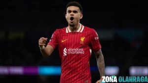 Luis Díaz sempat bikin jantung fans Barcelona berdetak lebih kencang. Winger lincah milik Liverpool ini memang punya gaya main yang bikin lawan salah langkah dan penonton berdiri. Tapi, ketika banyak yang sudah berspekulasi soal kedatangannya ke Camp Nou, kenyataan malah sebaliknya. Harga yang dipatok klub Inggris itu bikin Barcelona berhitung lebih dari satu kali.

Meskipun harapan sempat menyala terang, pada akhirnya ada rem tangan yang ditarik di tengah jalan. Barcelona, yang sedang mencoba menyeimbangkan dompet dengan hasrat kembali berjaya, akhirnya memutuskan untuk menepi sejenak dari drama transfer Díaz.

Luis Díaz: Bukan Sekadar Nama, Tapi Ancaman di Sayap
Luis Díaz bukan pemain sembarangan. Di bawah bendera Liverpool, dia bukan cuma pelengkap formasi, tapi mesin pengacak pertahanan lawan. Kecepatannya, kontrol bola rapat, dan keberanian duel satu lawan satu bikin banyak klub tergoda. Barcelona pun tak luput dari pesonanya.

Awalnya, pembicaraan internal klub mulai mengarah ke Díaz ketika beberapa winger andalan Barca belum memberikan performa stabil. Terlebih lagi, Xavi dikabarkan tertarik punya penyerang sayap yang bisa bikin kekacauan dari sisi kiri.

Namun di balik ketertarikan itu, Barcelona tetap realistis. Mereka tahu bahwa mendatangkan pemain seperti Díaz bukan cuma soal sepak bola, tapi juga urusan kantong. Dan di titik ini, segalanya mulai terasa tidak semudah itu.

Harga yang Bikin Barcelona Gigit Jari
Liverpool tidak bermain-main dalam menetapkan nilai Luis Díaz. Kabar terakhir menyebutkan angka yang ditawarkan sangat tinggi untuk kondisi finansial Barcelona saat ini. Walaupun tidak diumumkan secara resmi, tapi sumber terpercaya menyebutkan bahwa angka tersebut mendekati €80 juta.

Angka itu jelas bikin manajemen Blaugrana berpikir ulang. Bukan karena Díaz tak layak, tapi karena saat ini klub Katalan sedang berada di persimpangan antara ambisi dan kenyataan. Hutang yang belum lunas, perombakan skuad yang belum selesai, serta tekanan dari LaLiga terkait regulasi finansial membuat langkah mereka makin hati-hati.

Meski pembicaraan masih terbuka, sinyal untuk melanjutkan proses transfer mulai meredup. Bahkan, beberapa petinggi klub menyarankan agar fokus dialihkan ke pemain muda berbakat dari akademi sendiri atau opsi pinjaman yang lebih ringan.

Fan Reaksi: Antara Harapan dan Realita
Kabar soal mundurnya Barcelona dari pengejaran Luis Díaz jelas bikin publik Camp Nou kecewa. Fans sempat berharap winger asal Kolombia ini bakal jadi senjata baru untuk musim depan. Namun, setelah tahu soal biaya yang harus dibayar, banyak dari mereka justru memaklumi keputusan klub.

Beberapa pengamat bahkan menilai langkah Barcelona sudah tepat. Mereka beranggapan, tidak semua pemain mahal pasti sukses. Dalam situasi sekarang, membeli dengan emosi justru bisa jadi bumerang. Apalagi jika pemain yang datang malah tak cocok dengan sistem tim.

Meski begitu, suara minor tetap ada. Sebagian menyayangkan kenapa klub sebesar Barcelona tidak bisa memenuhi permintaan harga untuk pemain sekelas Díaz. Bagi mereka, jika memang ingin kembali berjaya, pengorbanan besar kadang perlu dilakukan.

Masa Depan Luis Díaz dan Rencana B Barca
Luis Díaz sendiri tidak banyak komentar soal kabar ini. Ia tetap fokus bersama Liverpool, dan sejauh ini tidak menunjukkan gelagat ingin pergi. Meski begitu, dunia sepak bola selalu dinamis. Hari ini batal, bisa saja besok berubah arah.

Sementara itu, Barcelona tak mau diam. Mereka sudah mulai mencari alternatif lain. Beberapa nama mulai bermunculan, termasuk pemain-pemain muda dari liga lain yang punya gaya main mirip Díaz tapi dengan label harga lebih bersahabat.

Opsi internal pun mulai dibuka. Beberapa pemain dari akademi La Masia mulai menunjukkan performa menjanjikan. Jika mereka mampu tampil konsisten, bukan tak mungkin justru mereka yang diberi kesempatan lebih besar ketimbang mendatangkan nama besar dari luar.

Kesimpulan
Luis Díaz memang sempat jadi harapan baru bagi Barcelona. Namun, ketika harga bicara, impian itu harus disimpan dulu. Realitas keuangan yang belum stabil membuat klub Katalan harus menata ulang prioritas. Meskipun Díaz belum berjodoh dengan Barca, bukan berarti semuanya berakhir. Dunia sepak bola penuh kejutan. Siapa tahu, nanti mereka bertemu di waktu yang lebih tepat dan dengan harga yang lebih bersahabat.