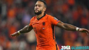 Kemenangan tim nasional Belanda dalam pertandingan terbaru membuat penyerang andalan mereka, Memphis Depay, tampil penuh kegembiraan. Keberhasilan ini tidak hanya meningkatkan semangat tim, tetapi juga membangkitkan rasa bangga para pendukung Oranje di seluruh dunia. Depay, yang dikenal karena keterampilan dan determinasi di lapangan, menjadi sorotan utama setelah kontribusinya dalam kemenangan ini. Pertandingan tersebut memperlihatkan kualitas permainan Belanda yang solid, koordinasi tim yang apik, serta kemampuan untuk memanfaatkan peluang. Kemenangan ini tidak hanya memberikan tiga poin penting, tetapi juga meningkatkan kepercayaan diri pemain menjelang laga-laga berikutnya di kompetisi internasional. Penampilan Memukau Memphis Depay Memphis Depay menunjukkan performa luar biasa di pertandingan tersebut. Ia terlibat aktif dalam setiap serangan, memberikan umpan-umpan akurat, dan menembus pertahanan lawan dengan kecepatan serta ketepatan yang mengesankan. Senyum bahagia Depay setelah mencetak gol mencerminkan kepuasan pribadi sekaligus rasa syukur atas kemenangan tim. Aksi Depay di lapangan menjadi inspirasi bagi pemain muda dan penggemar sepak bola. Keahliannya dalam membaca permainan, menggiring bola, dan mengeksekusi peluang membuktikan bahwa ia tetap menjadi salah satu pemain kunci bagi Belanda. Kontribusi langsung Depay dalam kemenangan ini menegaskan posisinya sebagai figur sentral dalam skuat nasional. Kemenangan Belanda yang Dominan Belanda berhasil mendominasi jalannya pertandingan dengan penguasaan bola yang tinggi dan serangan terkoordinasi. Strategi permainan yang diterapkan tim mampu memanfaatkan kelemahan lawan, menciptakan peluang, dan menekan pertahanan musuh secara konsisten. Keunggulan ini membuat Belanda tampil percaya diri sepanjang pertandingan. Gol-gol yang tercipta tidak hanya menambah skor, tetapi juga menunjukkan kualitas kolektif tim. Setiap pemain memiliki peran penting, dari lini belakang yang solid hingga lini depan yang agresif. Hasil ini menggarisbawahi bahwa kemenangan bukan hanya hasil individu, tetapi kerja sama tim yang matang. Reaksi Pemain dan Pelatih Kemenangan ini disambut hangat oleh seluruh tim. Memphis Depay terlihat sangat senang dengan hasil pertandingan dan apresiasi dari rekan-rekannya. Pelatih juga memberikan pujian atas kerja keras dan dedikasi tim, serta menekankan pentingnya menjaga fokus untuk pertandingan selanjutnya. Suasana gembira ini tidak hanya terjadi di lapangan, tetapi juga di ruang ganti dan media sosial. Para penggemar menyampaikan dukungan dan kebanggaan, sementara pemain lain menunjukkan rasa hormat terhadap kontribusi Depay dan rekan-rekan yang lain. Keharmonisan tim menjadi faktor penting dalam mempertahankan performa tinggi. Dampak Kemenangan pada Mental Tim Kemenangan Belanda memberikan dorongan besar pada mental pemain. Kepercayaan diri meningkat, koordinasi tim semakin solid, dan motivasi untuk menghadapi pertandingan berikutnya semakin tinggi. Hasil positif ini menciptakan momentum yang bisa dimanfaatkan dalam kompetisi internasional mendatang. Selain itu, kemenangan ini menjadi bukti bahwa kerja keras, latihan intensif, dan kerjasama tim membuahkan hasil. Pemain belajar bahwa disiplin dan fokus dalam setiap pertandingan sangat menentukan hasil akhir, sementara dukungan satu sama lain menjadi kunci kesuksesan bersama. Dukungan Fans dan Suasana Publik Para penggemar Belanda merayakan kemenangan dengan antusiasme tinggi. Media sosial dipenuhi komentar positif, foto, dan video perayaan. Dukungan dari fans ini memberikan energi tambahan bagi pemain dan memperkuat ikatan antara tim dan masyarakat. Kehadiran suporter di stadion dan online menciptakan atmosfer yang menggembirakan. Semangat fans memotivasi tim untuk terus tampil maksimal, sementara sorak-sorai dan dukungan moral menambah rasa kebanggaan terhadap prestasi tim nasional. Prospek Belanda ke Depan Kemenangan ini memberikan sinyal positif bagi perjalanan Belanda dalam kompetisi internasional. Dengan performa yang konsisten, pemain kunci seperti Memphis Depay, dan kerja sama tim yang solid, peluang Belanda untuk mencapai hasil maksimal semakin terbuka. Tim kini fokus pada persiapan laga-laga berikutnya, menjaga kondisi fisik, strategi permainan, dan mental pemain. Semangat yang terbangun dari kemenangan ini diharapkan menjadi modal penting untuk meraih prestasi lebih tinggi di turnamen mendatang. Kesimpulan Kemenangan Belanda dalam pertandingan terbaru menjadi momen penting bagi tim dan penggemar. Memphis Depay menunjukkan performa gemilang, berperan besar dalam gol dan alur permainan. Keberhasilan ini meningkatkan kepercayaan diri tim, memperkuat koordinasi, dan memotivasi pemain untuk terus berkembang. Kemenangan bukan hanya soal skor, tetapi juga bukti kerja sama, dedikasi, dan fokus setiap anggota tim. Dukungan fans, semangat pemain, dan kepemimpinan pelatih menjadi kombinasi yang membawa Belanda tampil solid. Dengan momentum positif ini, tim Oranje memiliki peluang besar untuk terus menunjukkan kualitasnya di kompetisi internasional, membawa kebanggaan bagi negara dan para penggemar.