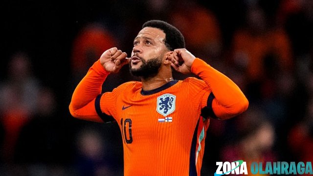 Kemenangan tim nasional Belanda dalam pertandingan terbaru membuat penyerang andalan mereka, Memphis Depay, tampil penuh kegembiraan. Keberhasilan ini tidak hanya meningkatkan semangat tim, tetapi juga membangkitkan rasa bangga para pendukung Oranje di seluruh dunia. Depay, yang dikenal karena keterampilan dan determinasi di lapangan, menjadi sorotan utama setelah kontribusinya dalam kemenangan ini. Pertandingan tersebut memperlihatkan kualitas permainan Belanda yang solid, koordinasi tim yang apik, serta kemampuan untuk memanfaatkan peluang. Kemenangan ini tidak hanya memberikan tiga poin penting, tetapi juga meningkatkan kepercayaan diri pemain menjelang laga-laga berikutnya di kompetisi internasional. Penampilan Memukau Memphis Depay Memphis Depay menunjukkan performa luar biasa di pertandingan tersebut. Ia terlibat aktif dalam setiap serangan, memberikan umpan-umpan akurat, dan menembus pertahanan lawan dengan kecepatan serta ketepatan yang mengesankan. Senyum bahagia Depay setelah mencetak gol mencerminkan kepuasan pribadi sekaligus rasa syukur atas kemenangan tim. Aksi Depay di lapangan menjadi inspirasi bagi pemain muda dan penggemar sepak bola. Keahliannya dalam membaca permainan, menggiring bola, dan mengeksekusi peluang membuktikan bahwa ia tetap menjadi salah satu pemain kunci bagi Belanda. Kontribusi langsung Depay dalam kemenangan ini menegaskan posisinya sebagai figur sentral dalam skuat nasional. Kemenangan Belanda yang Dominan Belanda berhasil mendominasi jalannya pertandingan dengan penguasaan bola yang tinggi dan serangan terkoordinasi. Strategi permainan yang diterapkan tim mampu memanfaatkan kelemahan lawan, menciptakan peluang, dan menekan pertahanan musuh secara konsisten. Keunggulan ini membuat Belanda tampil percaya diri sepanjang pertandingan. Gol-gol yang tercipta tidak hanya menambah skor, tetapi juga menunjukkan kualitas kolektif tim. Setiap pemain memiliki peran penting, dari lini belakang yang solid hingga lini depan yang agresif. Hasil ini menggarisbawahi bahwa kemenangan bukan hanya hasil individu, tetapi kerja sama tim yang matang. Reaksi Pemain dan Pelatih Kemenangan ini disambut hangat oleh seluruh tim. Memphis Depay terlihat sangat senang dengan hasil pertandingan dan apresiasi dari rekan-rekannya. Pelatih juga memberikan pujian atas kerja keras dan dedikasi tim, serta menekankan pentingnya menjaga fokus untuk pertandingan selanjutnya. Suasana gembira ini tidak hanya terjadi di lapangan, tetapi juga di ruang ganti dan media sosial. Para penggemar menyampaikan dukungan dan kebanggaan, sementara pemain lain menunjukkan rasa hormat terhadap kontribusi Depay dan rekan-rekan yang lain. Keharmonisan tim menjadi faktor penting dalam mempertahankan performa tinggi. Dampak Kemenangan pada Mental Tim Kemenangan Belanda memberikan dorongan besar pada mental pemain. Kepercayaan diri meningkat, koordinasi tim semakin solid, dan motivasi untuk menghadapi pertandingan berikutnya semakin tinggi. Hasil positif ini menciptakan momentum yang bisa dimanfaatkan dalam kompetisi internasional mendatang. Selain itu, kemenangan ini menjadi bukti bahwa kerja keras, latihan intensif, dan kerjasama tim membuahkan hasil. Pemain belajar bahwa disiplin dan fokus dalam setiap pertandingan sangat menentukan hasil akhir, sementara dukungan satu sama lain menjadi kunci kesuksesan bersama. Dukungan Fans dan Suasana Publik Para penggemar Belanda merayakan kemenangan dengan antusiasme tinggi. Media sosial dipenuhi komentar positif, foto, dan video perayaan. Dukungan dari fans ini memberikan energi tambahan bagi pemain dan memperkuat ikatan antara tim dan masyarakat. Kehadiran suporter di stadion dan online menciptakan atmosfer yang menggembirakan. Semangat fans memotivasi tim untuk terus tampil maksimal, sementara sorak-sorai dan dukungan moral menambah rasa kebanggaan terhadap prestasi tim nasional. Prospek Belanda ke Depan Kemenangan ini memberikan sinyal positif bagi perjalanan Belanda dalam kompetisi internasional. Dengan performa yang konsisten, pemain kunci seperti Memphis Depay, dan kerja sama tim yang solid, peluang Belanda untuk mencapai hasil maksimal semakin terbuka. Tim kini fokus pada persiapan laga-laga berikutnya, menjaga kondisi fisik, strategi permainan, dan mental pemain. Semangat yang terbangun dari kemenangan ini diharapkan menjadi modal penting untuk meraih prestasi lebih tinggi di turnamen mendatang. Kesimpulan Kemenangan Belanda dalam pertandingan terbaru menjadi momen penting bagi tim dan penggemar. Memphis Depay menunjukkan performa gemilang, berperan besar dalam gol dan alur permainan. Keberhasilan ini meningkatkan kepercayaan diri tim, memperkuat koordinasi, dan memotivasi pemain untuk terus berkembang. Kemenangan bukan hanya soal skor, tetapi juga bukti kerja sama, dedikasi, dan fokus setiap anggota tim. Dukungan fans, semangat pemain, dan kepemimpinan pelatih menjadi kombinasi yang membawa Belanda tampil solid. Dengan momentum positif ini, tim Oranje memiliki peluang besar untuk terus menunjukkan kualitasnya di kompetisi internasional, membawa kebanggaan bagi negara dan para penggemar.