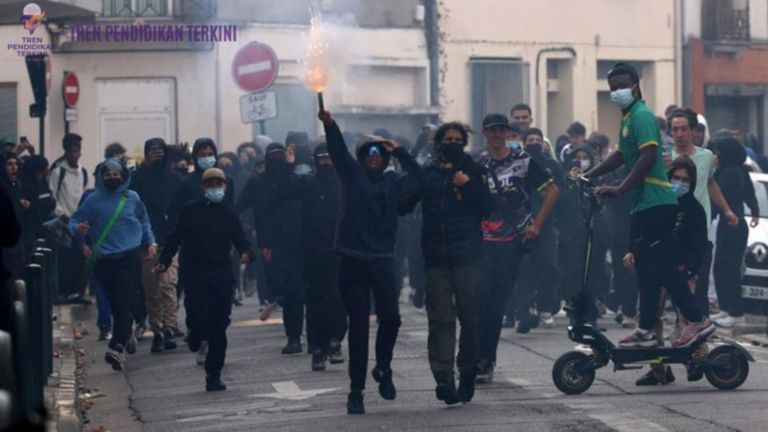 Protes pelajar Prancis di depan sekolah menengah menuntut perbaikan kondisi belajar.